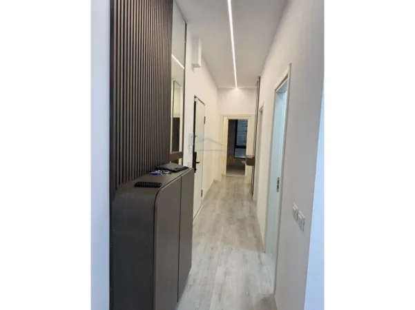 Tirane, jepet me qera apartament 2+1 Kati 1, 109 m² 850 € (ISH DOGANA)