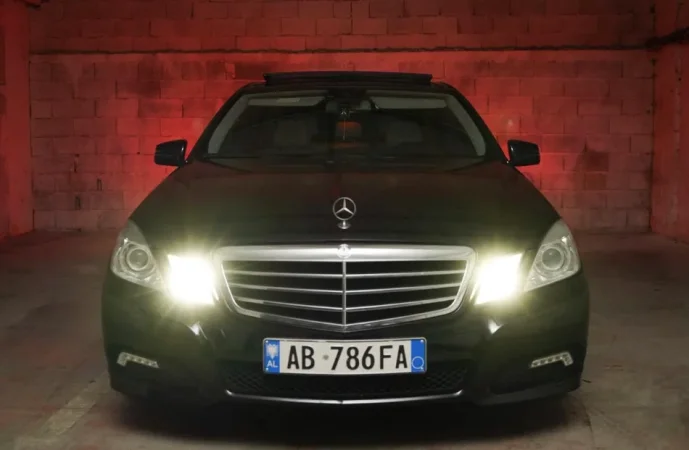 Tirane, shitet makine Mercedes benz Nafte, automatik Kondicioner 250.000 km 8.800 €
