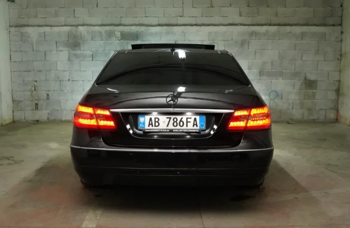 Tirane, shitet makine Mercedes benz Nafte, automatik Kondicioner 250.000 km 8.800 €