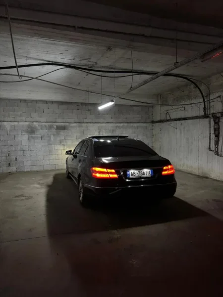 Tirane, shitet makine Mercedes benz Nafte, automatik Kondicioner 250.000 km 8.800 €