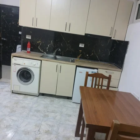 Tirane, jepet me qera apartament Studio Kati 2, 30 m² 300 € (Rruga Arben Broci)