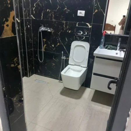 Tirane, jepet me qera apartament Studio Kati 2, 30 m² 300 € (Rruga Arben Broci)