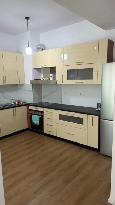Tirane, jepet me qera apartament 2+1 Kati 7, 95 m² 500 € (Ali Demi)