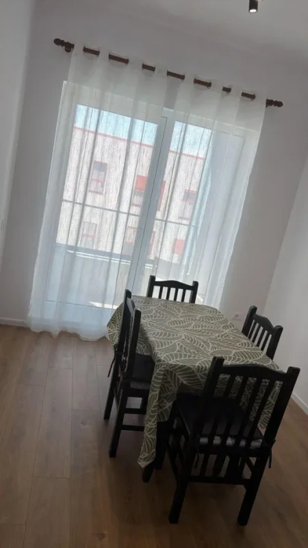 Tirane, jepet me qera apartament 2+1 Kati 7, 95 m² 500 € (Ali Demi)