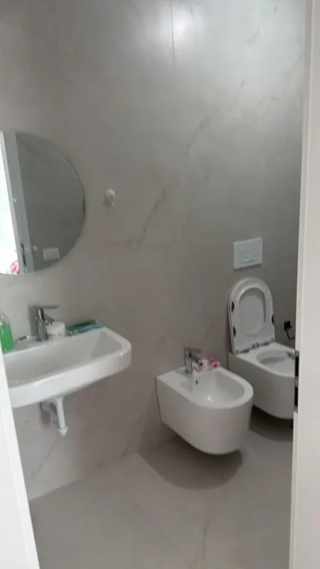Tirane, jepet me qera apartament 2+1 Kati 7, 95 m² 500 € (Ali Demi)