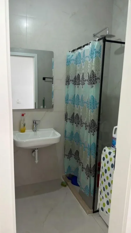 Tirane, jepet me qera apartament 2+1 Kati 7, 95 m² 500 € (Ali Demi)