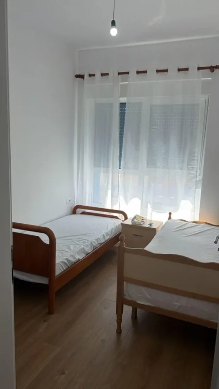 Tirane, jepet me qera apartament 2+1 Kati 7, 95 m² 500 € (Ali Demi)