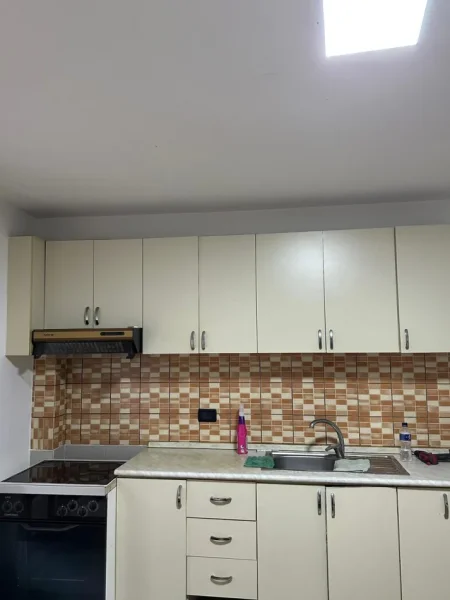 Tirane, jepet me qera apartament 1+1 Kati 2, 60 m² 300 € (Ali Demi)