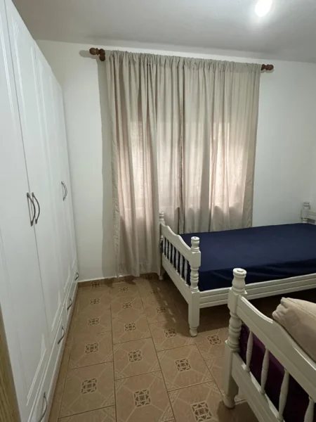 Tirane, jepet me qera apartament 1+1 Kati 2, 60 m² 300 € (Ali Demi)