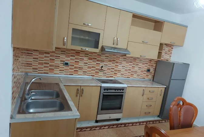 Tirane, jepet me qera apartament 2+1 Kati 1, 100 m² 500 € (STACIONI I TRENIT)