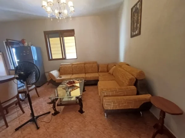 Tirane, jepet me qera apartament 2+1 Kati 2, 140 m² 550 € (Laprake)