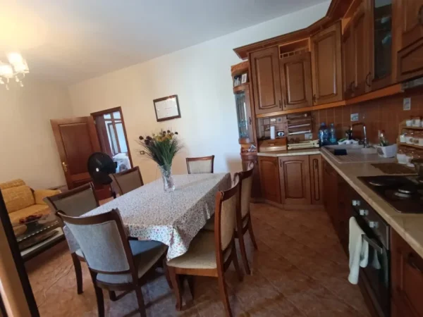 Tirane, jepet me qera apartament 2+1 Kati 2, 140 m² 550 € (Laprake)