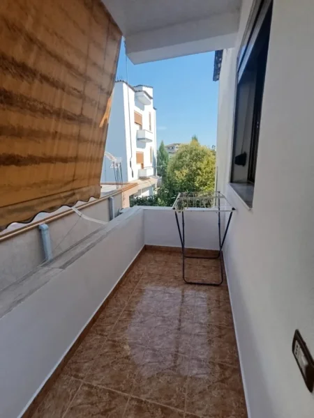 Tirane, jepet me qera apartament 2+1 Kati 2, 140 m² 550 € (Laprake)