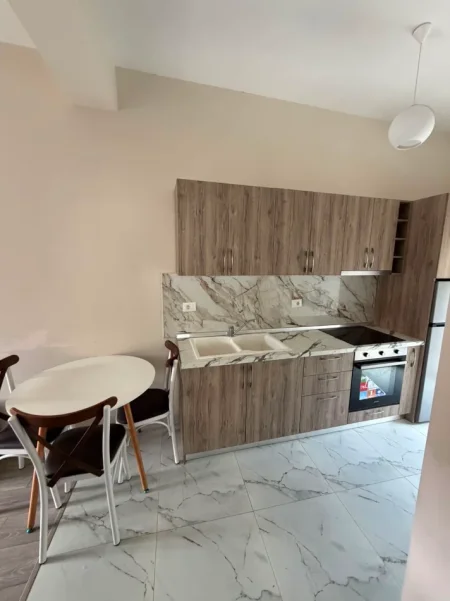 Tirane,  jepet me qera   Dy. apartamete. 1+1  +parkim cmimi 350 (Rruga aleks caci   shkoze)    shum afer me unazen