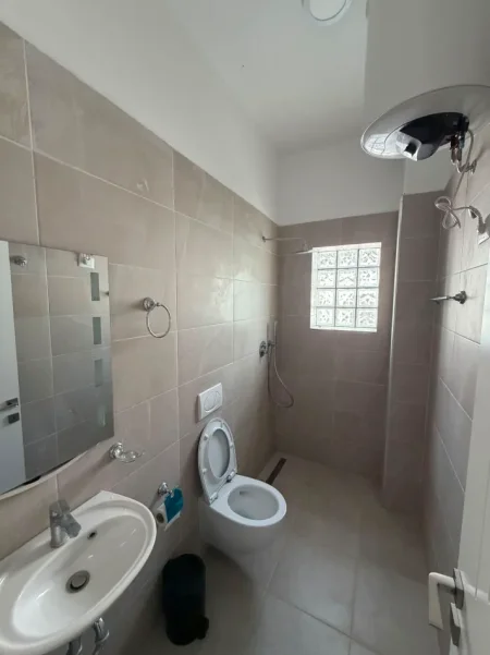 Tirane,  jepet me qera   Dy. apartamete. 1+1  +parkim cmimi 350 (Rruga aleks caci   shkoze)    shum afer me unazen