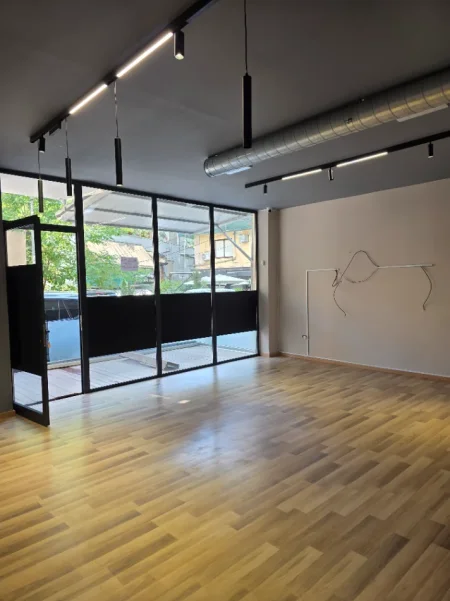 Tirane,Qera Ambjent Biznesi ideale klinik, laborator, estetik-parukeri, zyre etj, kat 0, sip. 70m²,Qera 80'000 leke/muaj, rr. F.Konica ATJONIT, Tiranë