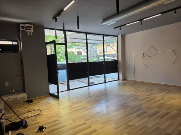 Tirane,Qera Ambjent Biznesi ideale klinik, laborator, estetik-parukeri, zyre etj, kat 0, sip. 70m²,Qera 80'000 leke/muaj, rr. F.Konica ATJONIT, Tiranë