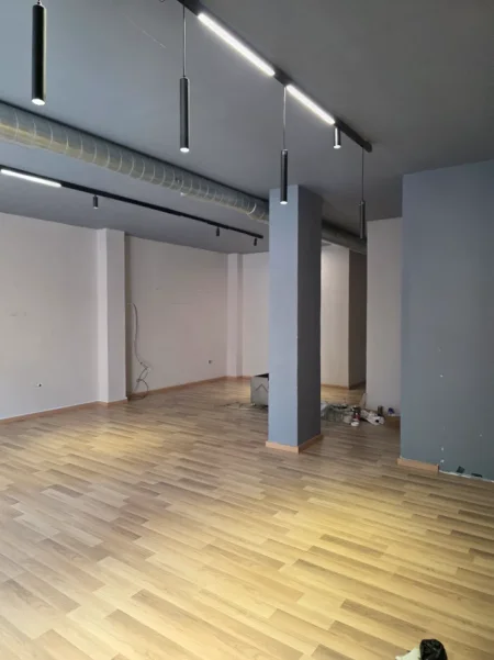 Tirane,Qera Ambjent Biznesi ideale klinik, laborator, estetik-parukeri, zyre etj, kat 0, sip. 70m²,Qera 80'000 leke/muaj, rr. F.Konica ATJONIT, Tiranë