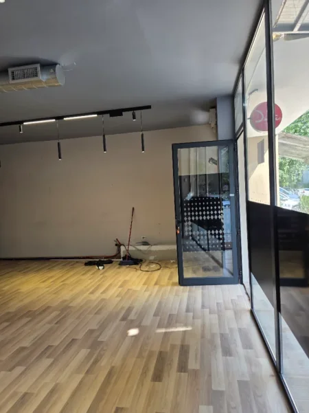 Tirane,Qera Ambjent Biznesi ideale klinik, laborator, estetik-parukeri, zyre etj, kat 0, sip. 70m²,Qera 80'000 leke/muaj, rr. F.Konica ATJONIT, Tiranë