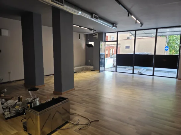 Tirane,Qera Ambjent Biznesi ideale klinik, laborator, estetik-parukeri, zyre etj, kat 0, sip. 70m²,Qera 80'000 leke/muaj, rr. F.Konica ATJONIT, Tiranë