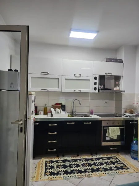 Shitet Apartament 1+1 tek Ish Parku, Rruga e Kavajës afer Report Tv,  163.000