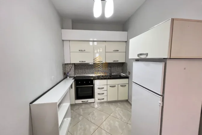 Tirane, jepet me qera apartament 1+1+Ballkon Kati 4, 60 m² 450 € (Astir)