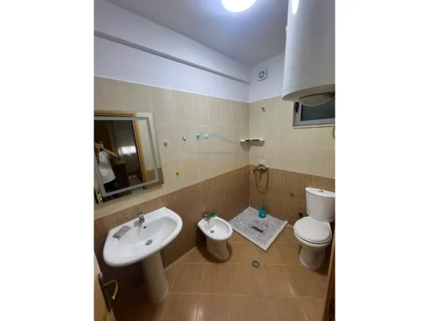 Tirane, jepet me qera apartament 2+1+Ballkon Kati 6, 97 m² 600 € (Unaza e re)