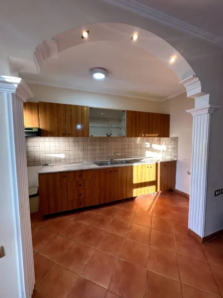 Tirane, jepet me qera apartament 1+1+Ballkon Kati 4, 60 m² 350 € (Ali Demi)