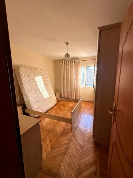 Tirane, jepet me qera apartament 1+1+Ballkon Kati 4, 60 m² 350 € (Ali Demi)