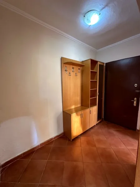 Tirane, jepet me qera apartament 1+1+Ballkon Kati 4, 60 m² 350 € (Ali Demi)