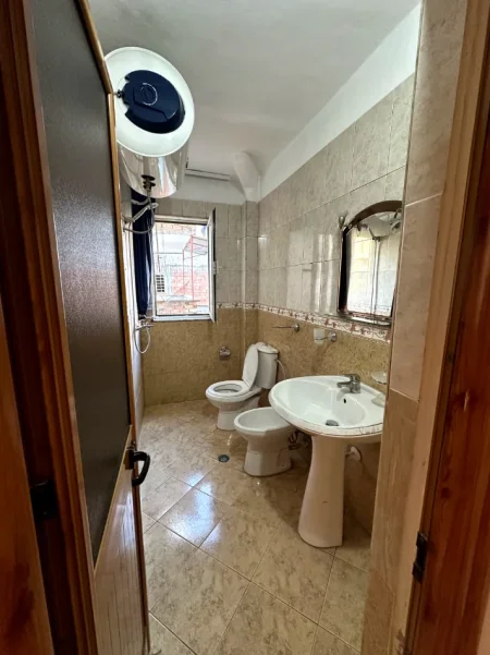 Tirane, jepet me qera apartament 1+1+Ballkon Kati 4, 60 m² 350 € (Ali Demi)