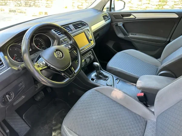 Tirane, shitet makine Nafte, e bardhë automatik Klima 166.000 km 14.500 €