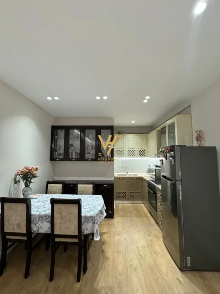 Tirane, jepet me qera apartament 2+1+Ballkon Kati 3, 95 m² 1.200 € (KOMUNA E PARISIT)