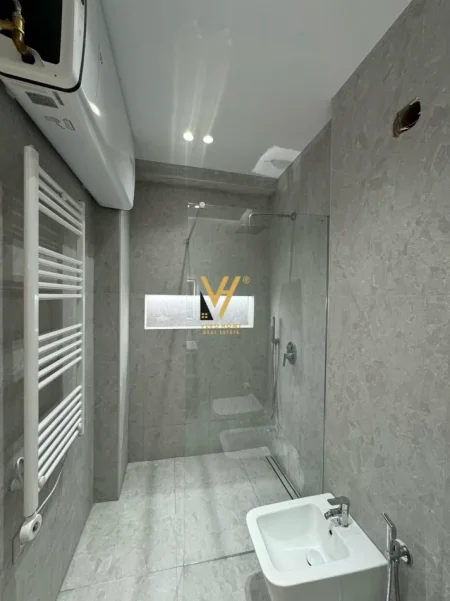 Tirane, jepet me qera apartament 2+1+Ballkon Kati 3, 95 m² 1.200 € (KOMUNA E PARISIT)