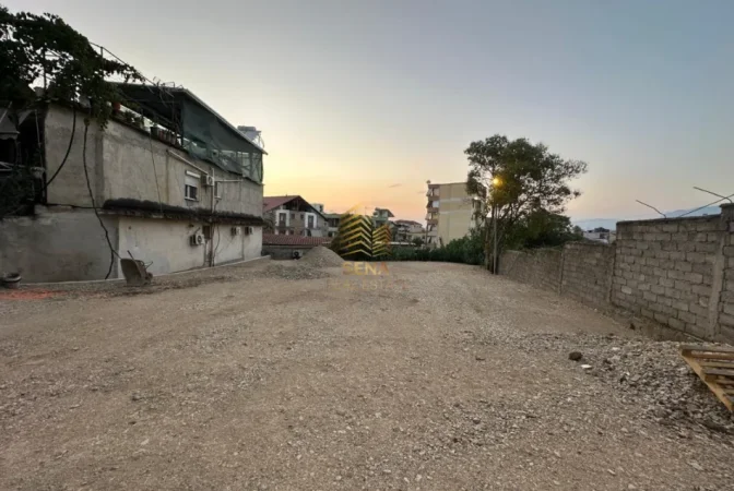 Tirane, jepet me qera toke , 900 m² (Rruga e Dibres - QSUT)
