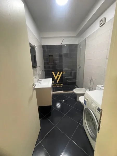 Tirane, jepet me qera apartament 1+1+Ballkon Kati 3, 67 m² 620 € (BULEVARDI ZOGU I PARE)