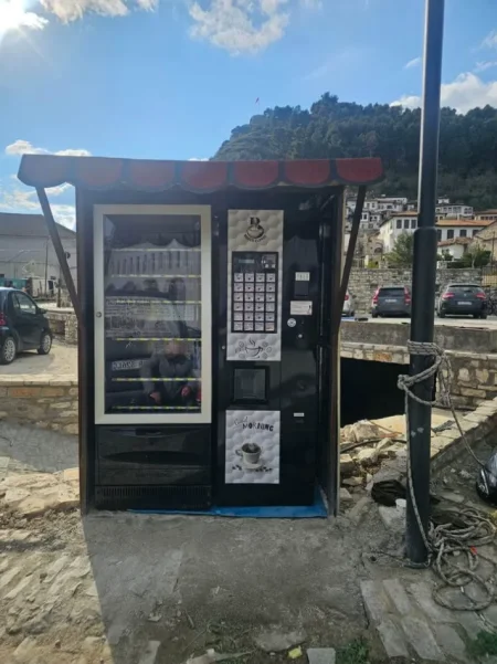 Durres, shes Kush tha që farmacitë nuk kanë nevojë për makiner Shërbimi nuk ndalet me mbylljen e farmacisë!