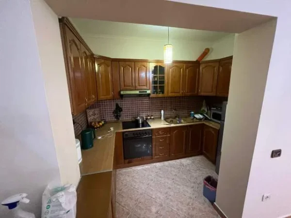 Tirane, jepet me qera apartament Kati 2, 100 m² 35.000 Leke (ish Reparti Ushtarak)