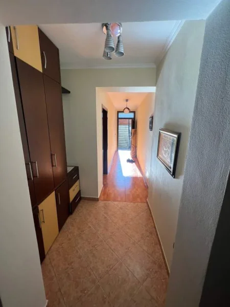 Tirane, jepet me qera apartament Kati 2, 100 m² 35.000 Leke (ish Reparti Ushtarak)