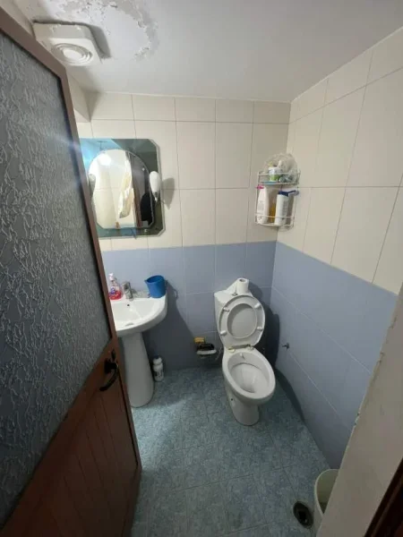 Tirane, jepet me qera apartament Kati 2, 100 m² 35.000 Leke (ish Reparti Ushtarak)