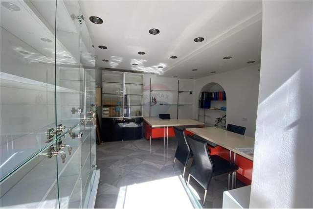 Tirane, jepet me qera ambjent biznesi Kati -1, 29 m² 350 Euro (Rruga e Durresit)