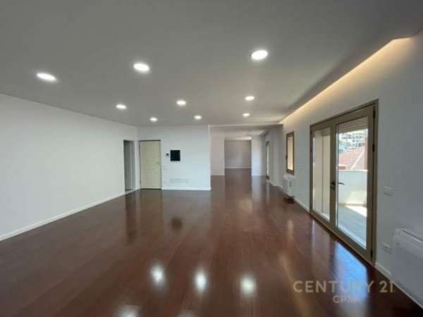 Tirane, jepet me qera ambjent biznesi Kati 4, 219 m² 3.500 Euro (papa gjon pali 2)