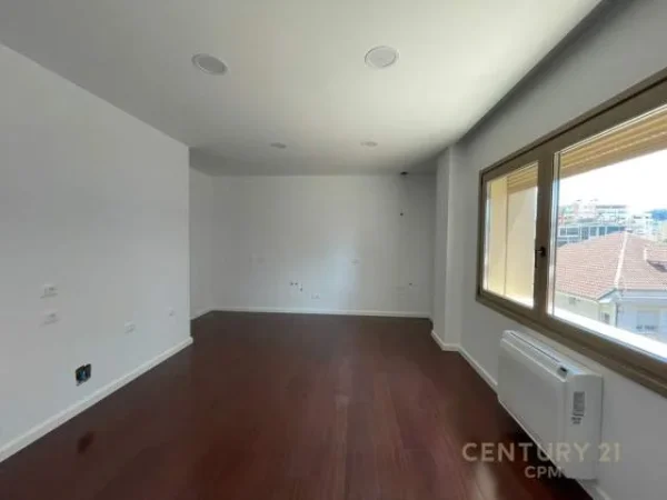 Tirane, jepet me qera ambjent biznesi Kati 4, 219 m² 3.500 Euro (papa gjon pali 2)