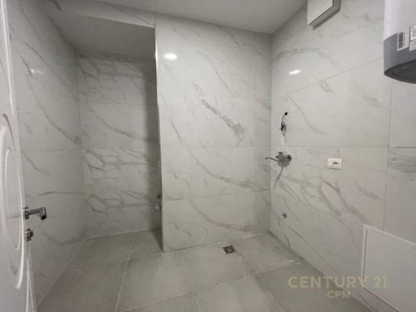 Tirane, jepet me qera ambjent biznesi Kati 4, 219 m² 3.500 Euro (papa gjon pali 2)