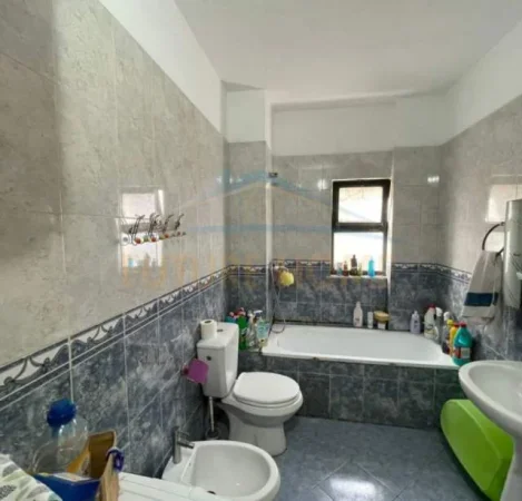 Tirane, shitet apartament 2+1 Kati 2, 103 m² 137.000 Euro (Bulevardi Barjam Curri, pran Delijorgjit)