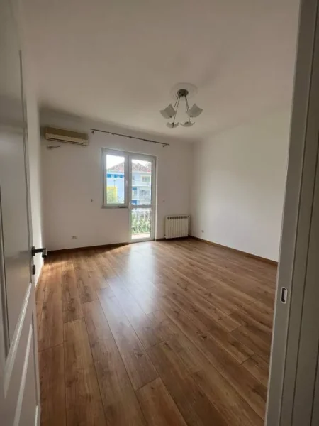 Tirane, jepet me qera Vile Kati 2, 240 m² 180.000 Leke (Selite)