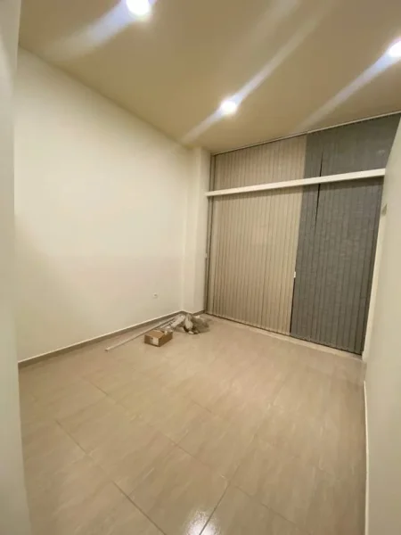 Tirane, jepet me qera ambjent biznesi Kati 0, 44 m² 500 Euro (Ish Ekspozita)