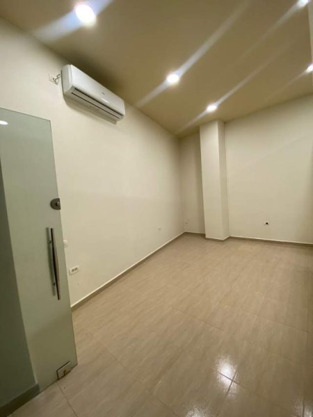 Tirane, jepet me qera ambjent biznesi Kati 0, 44 m² 500 Euro (Ish Ekspozita)