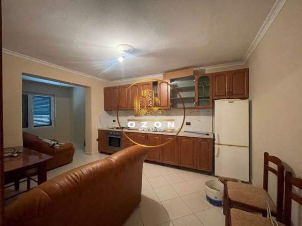 Tirane, jepet me qera shtepi 1+1 Kati 1, 350 m² 900 Euro (Rruga Vangjerl Meksi)