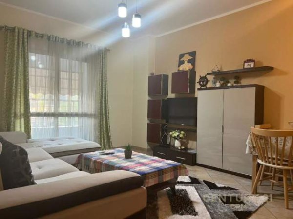 Tirane, jepet me qera 70 m² 550 Euro